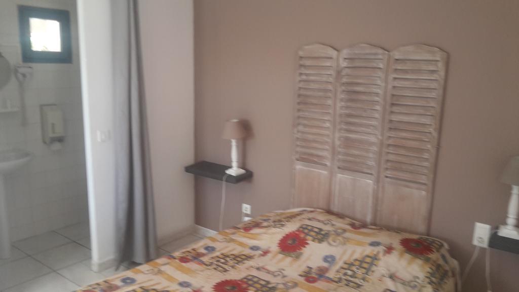 Le Mas de Mon Pere Saintes-Maries-de-la-Mer Habitación foto